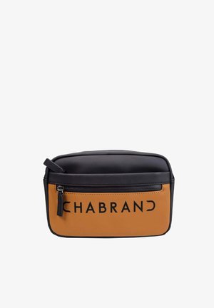 Pochette rectangulaire noire et marron avec fermeture éclair, arborant le logo "CHABRAND" en grandes lettres sur le devant. Texture lisse.