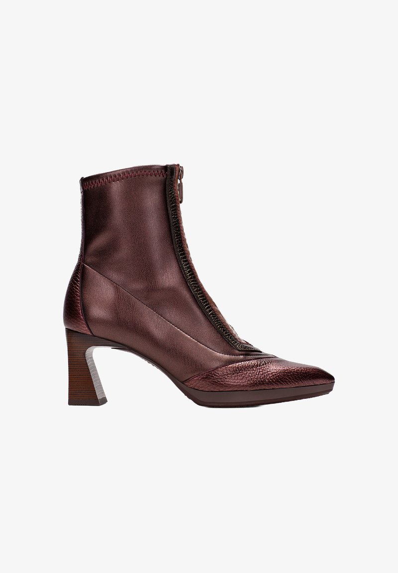 Brązowy skórzany botek do kostki z ostrym noskiem, bocznym zamkiem, teksturowanymi akcentami i prostokątnym obcasem. Gładkie i błyszczące wykończenie.