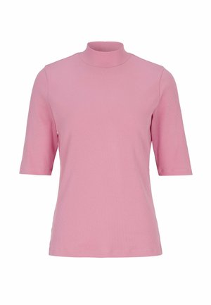 Lichtroze geribbelde coltop met korte mouwen en een getailleerd silhouet. Soevele textuur, minimalistisch ontwerp, naadloze randen.