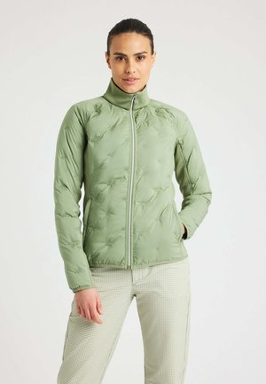 Ljusgrön pufferjacka med hög krage, framdragkedja och strukturerat mönster. Bärs med rutiga byxor som visar en figurnära design.