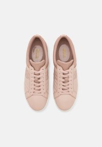 Sneaker rosa chiaro con tomaia in pelle liscia e pannelli laterali testurizzati. Presenta una suola in gomma bianca e lacci piatti con branding dorato all'interno.