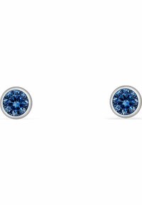 Due o orecchini a perno rotondi con pietre preziose blu profondo, montati in un metallo tono argento. Ogni orecchino ha una finitura liscia e un design classico.