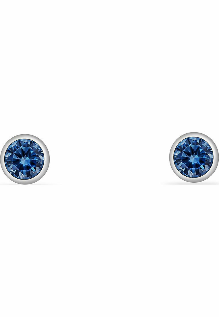 Due o orecchini a perno rotondi con pietre preziose blu profondo, montati in un metallo tono argento. Ogni orecchino ha una finitura liscia e un design classico.