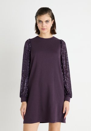 Lilla kjole med lange, paljettbelagte puffærmer, rund halsudskæring og en afslappet pasform, fremstillet af glat, blødt stof.
