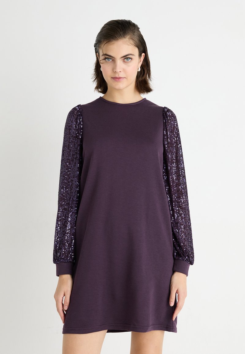 Robe violette avec de longues manches bouffantes en sequins, encolure ronde et coupe décontractée, fabriquée à partir d'un tissu lisse et doux.