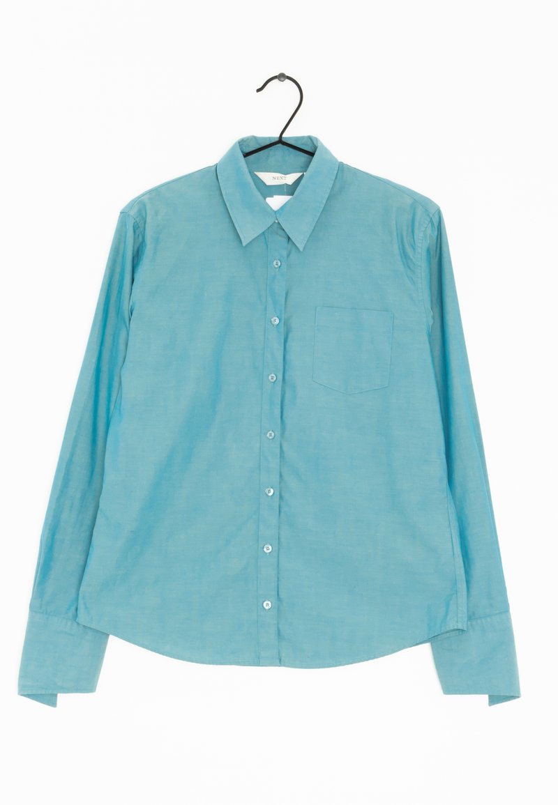 Camicia button-up a maniche lunghe di colore azzurro chiaro con colletto, taschino sul petto e una leggera texture. Bottoni sulla parte anteriore.