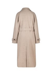 Abrigo de lana beige con cintura ceñida, mangas anchas y puños abotonados. Presenta un patrón de espiga texturizado y un cuello clásico.