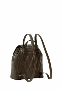 Zaino in pelle marrone con motivo a rombi, dotato di due manici superiori e spallacci regolabili. Texture liscia con accenti minimi.