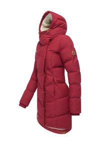 Czerwony ocieplany płaszcz zimowy z wysokim kołnierzem i kapturem, z bocznymi kieszeniami i ściągaczami przy mankietach. Wykonany z teksturowanej tkaniny, z akcentami brandingowymi.