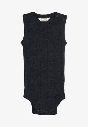 Donkergrijze mouwloze body gemaakt van ribbelstof, met drukknopen op de schouder en onderkant, en een meerkleurig etiket aan de zijkant.