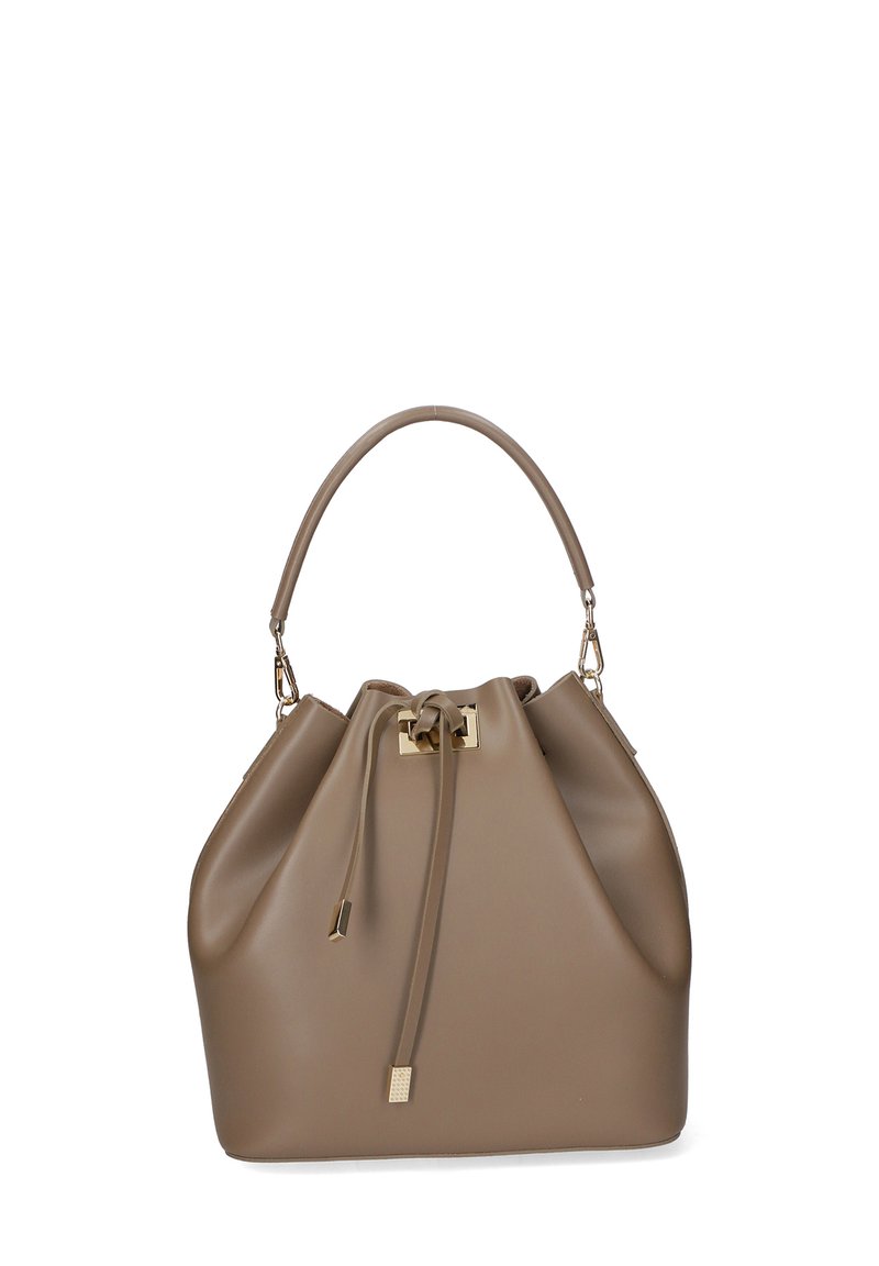 Bruine leren emmerzak met een verstelbare trekkoordsluiting, gouden hardware-accenten en een enkele bovenhandgreep. Gladde textuur en gestructureerde vorm.