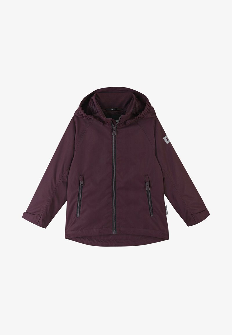 Bordeauxjack met een capuchon, voorrits en twee ritszakken aan de zijkanten. Kenmerken zijn een gladde stof, een geplooide capuchon en omgeslagen manchetten.