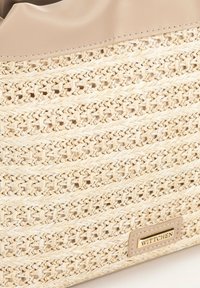 WITTCHEN beige geweven tas met een textuur van stro, voorzien van een glad leren bovenkant en een klein logo plaatje.