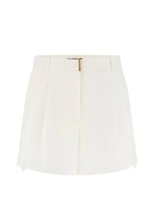 Weiße, maßgeschneiderte Damen-Shorts mit vorderen Falten, einem verdeckten Reißverschluss, Seitentaschen und einem goldfarbenen Metallverschluss am Taillenbund.