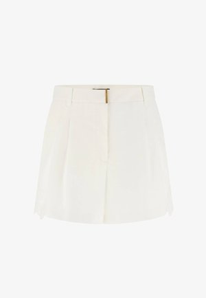 Weiße, maßgeschneiderte Damen-Shorts mit vorderen Falten, einem verdeckten Reißverschluss, Seitentaschen und einem goldfarbenen Metallverschluss am Taillenbund.