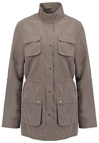 Veste taupe à manches longues avec un col montant, des boutons-pression à l'avant, deux poches poitrine et deux plus grandes poches à rabat à la taille.