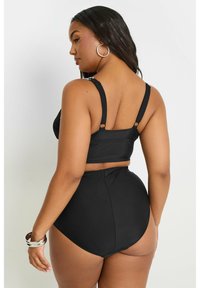 Svart bikini-set som inkluderar en crop top med justerbara band och högmidjade bottoms, slät textur, minimal sömnad och inga mönster.