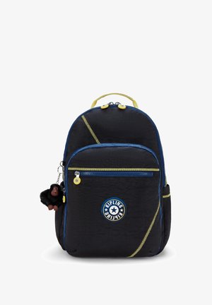 Zwarte nylon rugzak met blauwe en gele accenten, gebogen vorm, voorvak met rits, gestructureerde afwerking en een aap sleutelhanger bevestigd.