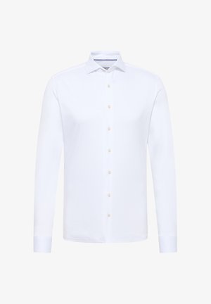 Weißes Langarmhemd aus glattem Stoff, mit klassischem Kragen, durchgehender Knopfleiste und beigen Knöpfen als Detail.