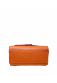 Bolso de mano de cuero naranja con una superficie texturizada, forma rectangular y un asa superior. Presenta costuras detalladas a lo largo de los bordes.