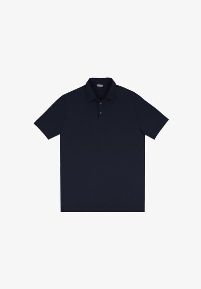 Polo de manga corta azul marino hecho de algodón. Cuello clásico con tres botones y dobladillo recto. Textura suave, diseño sencillo.