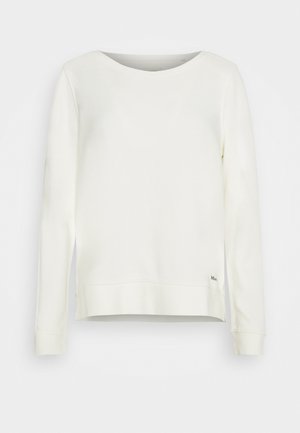 Valkea pitkähihainen, pyöreäkauluksinen collegepaita, jossa on hillityt sivuaukot ja pieni logo alareunan lähellä yksivärisellä taustalla.