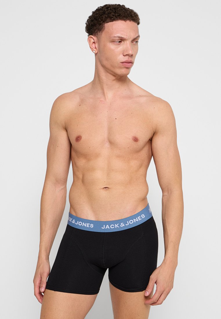 Mustad mustad mustrid, mis on valmistatud pehmest kangast, millel on kerge sinine elastne vöökoht, millel on trükitud "JACK & JONES" logo.