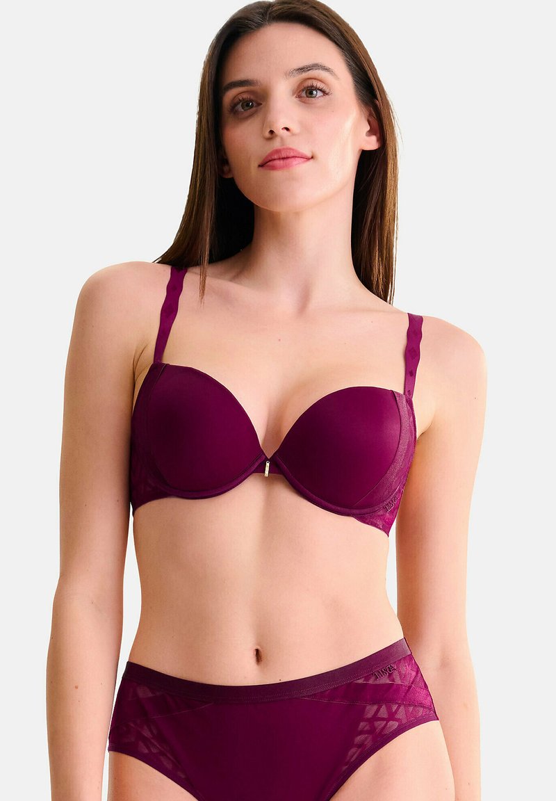 Bordeaux padded bh met kantaccenten, verstelbare textuurbandjes en een gladde afwerking. De bijpassende bikini heeft een vergelijkbare kleur en ontwerp.