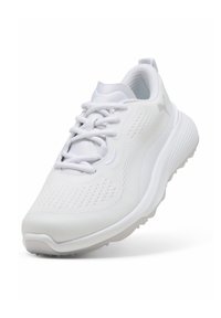 Hvid atletiksko med åndbart mesh-overmateriale, polstret sål, strukturerede detaljer og traditionelt snøresystem.