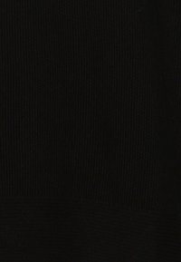 Czarna dzianina o prążkowanej fakturze; jednolity kolor bez widocznych wzorów ani akcentów. Materiał jest miękki i przewiewny.