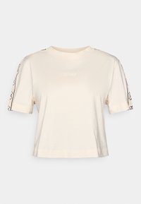 Kremowy krótki top z krótkim rękawem, z okrągłym dekoltem oraz paskami w kwiatowy wzór na rękawach, prezentowany na białym tle.