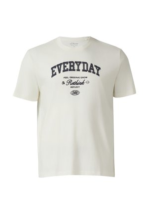 Biała koszulka z krótkim rękawem z czarnym napisem "EVERYDAY" i mniejszymi słowami "FEEL OBSERVE GROW Rethink REFLECT" nadrukowanymi z przodu.