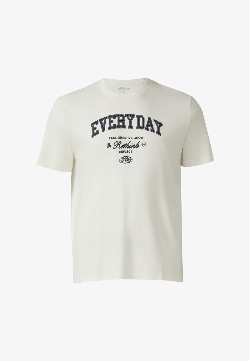 Weißes T-Shirt mit kurzen Ärmeln und schwarzem Text "EVERYDAY" sowie kleineren Worten "FEEL OBSERVE GROW Rethink REFLECT" auf der Vorderseite.
