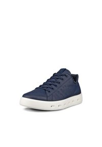 Sneaker in pelle blu navy con una texture liscia, punta rotonda, design con lacci e suola bianca caratterizzata da ritagli circolari per la ventilazione.