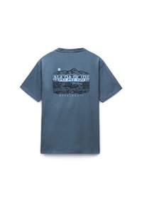 Kortærmet blå bomuld T-shirt med et bjergmotiv og teksten "NAPAPIJRI" i kontrastfarver på ryggen.