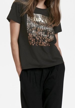 Camiseta negra de manga corta con un gráfico metálico de estampado de leopardo y la palabra "Europa" en el frente. Material de algodón suave.