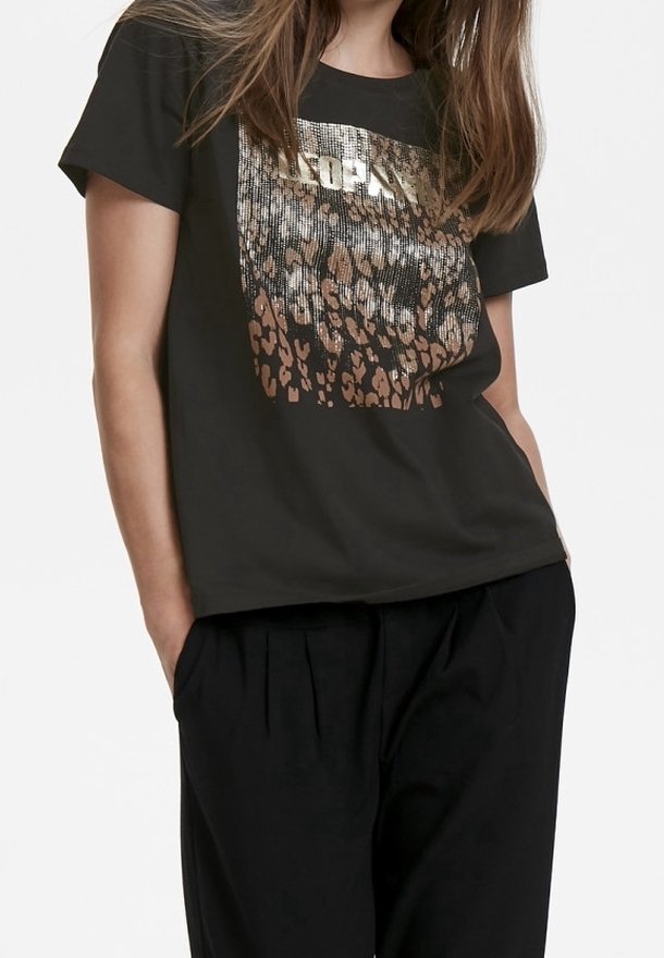 Černé tričko s krátkým rukávem, které na přední straně zdobí metalický leopardí potisk s nápisem "Evropa". Vyrobeno z měkké bavlny.
