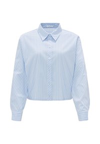 Camicetta azzurro chiaro a taglio corto con righe verticali bianche, chiusura frontale con bottoni, colletto classico e maniche lunghe con dettagli sui polsini. Tessuto liscio.