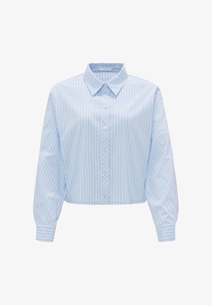 Camicetta azzurro chiaro a taglio corto con righe verticali bianche, chiusura frontale con bottoni, colletto classico e maniche lunghe con dettagli sui polsini. Tessuto liscio.