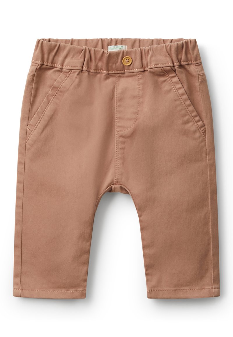 Růžové bavlněné kalhoty s elastickým pasem, předními kapsami a jedním knoflíkem jako detailem. Hladká textura a rovný střih.