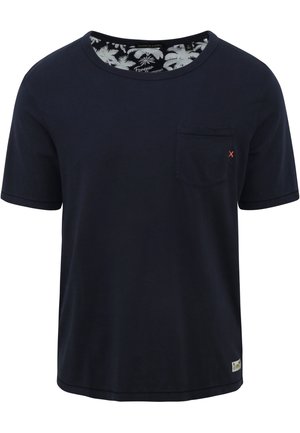 Granatowy T-shirt z krótkim rękawem, okrągłym dekoltem, kieszenią na piersi z czerwoną nitką oraz kwiatowym nadrukiem wewnątrz kołnierzyka.