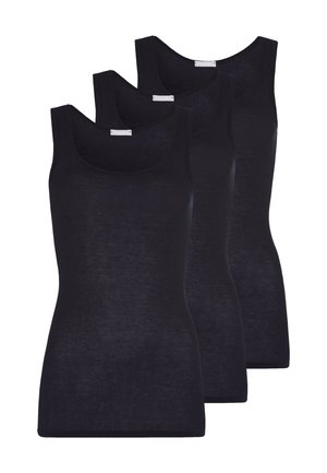 Trzy czarne bezrękawniki nałożone na siebie z okrągłymi dekoltami i widocznymi metkami marki na tylnej części kołnierza.