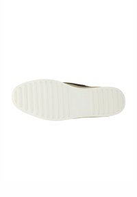 Witte rubberen zool van een casual schoen met horizontale ribbels voor grip, gezien vanaf de onderkant tegen een witte achtergrond.