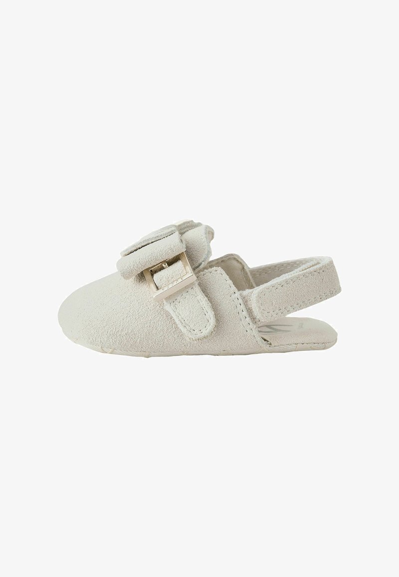 Beige Wildleder-Babysandale mit verstellbarem Schnallenriemen und offenem Fersenbereich, weiche Sohle, entworfen für Komfort und Unterstützung von Kleinkindern.