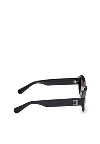 Ochelari de soare dreptunghiulari negri cu un finisaj lucios, având rame groase și brațe elegante. Accentuare cu logo auriu pe lateral. Lentile închise la culoare.