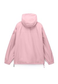 Ροζ ανοιχτόχρωμο μπουφάν με κουκούλα· διαθέτει ελαστικά μανίκια και ρυθμιζόμενο στρίφωμα με κορδόνι· περιλαμβάνει κυκλικό ένθετο στον αριστερό ώμο. Λείο υφή.