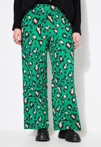 Groene wijde broeken met een luipaardprint in zwart en beige. Gemaakt van een textuurstof, met een relaxte pasvorm en een elastische tailleband.