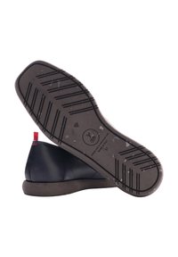 Navyblauer Lederschuh mit niedrigem Profil, ausgestattet mit einer strukturierten braunen Gummisohle mit Grip-Muster und einem roten Akzent an der Ferse.