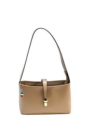 Sac à épaule en cuir beige avec une seule bandoulière, fermeture à boucle dorée et petit porte-bonheur drapeau italien suspendu sur le côté.