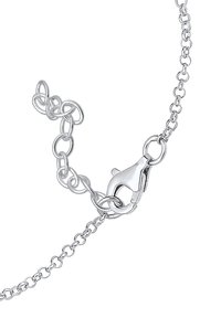 Silverfärgad metallkedja armband med ovala länkar, utrustat med en krabba-krok lås och en justerbar förlängningskedja för flexibel storlek.